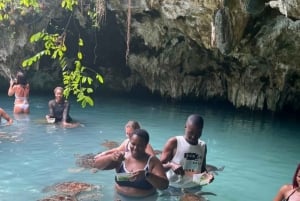 Zanzibar : Nager avec les tortues à l'aquarium de la grotte de Salaam