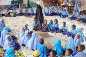 Zanzibar: Tazari-kylän kävelykierros ja lähtöaika dhow-risteilyyn