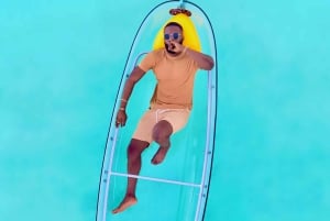 Sesión de fotos con dron en kayak transparente en Zanzíbar