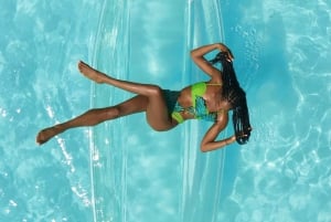 Sesión de fotos con dron en kayak transparente en Zanzíbar