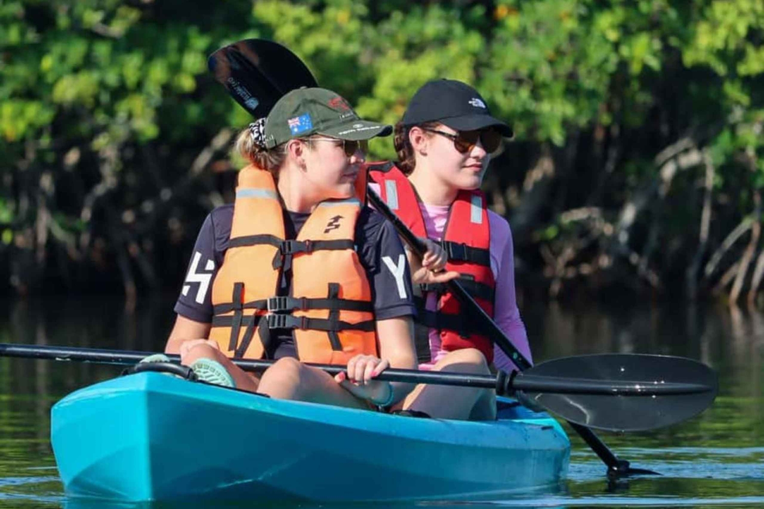 ZANZIBAR : aventure en kayak dans la mangrove d'Uzi et visite du village