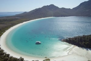 From Coles Bay: Wineglass Bay Cruise with Lunch
