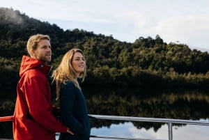 Strahan: Cruzeiro pelo Rio Gordon com almoço e passeio pela Ilha Sarah