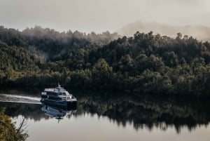 Strahan: Gordon River Sunset and Dinner Cruise