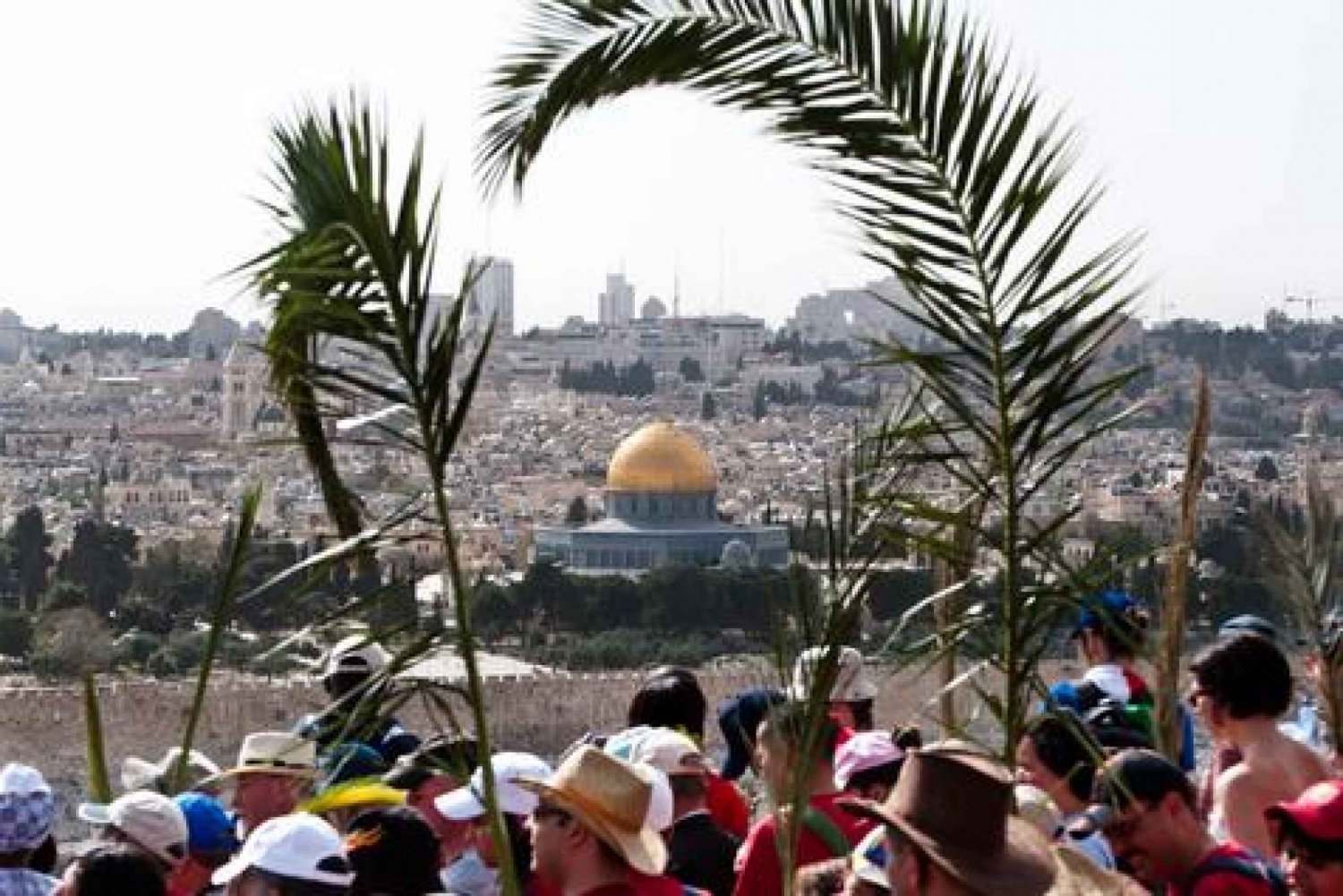 Kokopäivän palmusunnuntain kulkue Jerusalemista tai Tel Avivista käsin