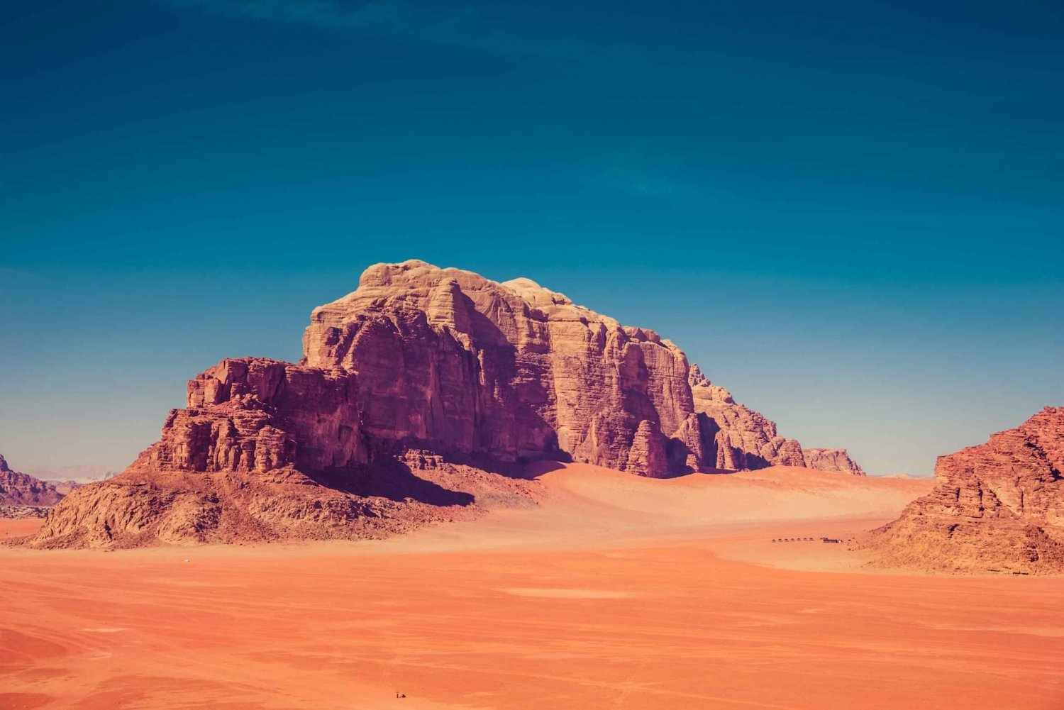 Tel Aviv: Petra & Wadi Rum 2-Day Glamping Trip with Flights