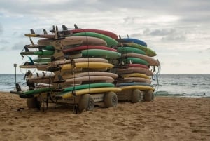 Tel Aviv: Uthyrning av surfbräda eller boogieboard på Beach Club