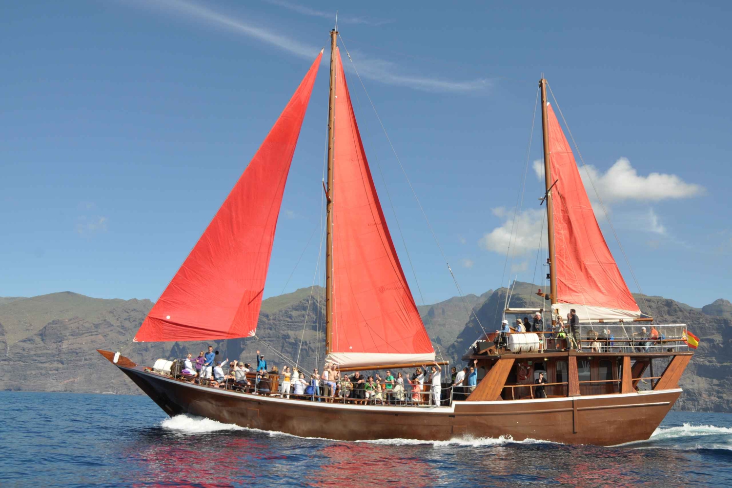 Adeje Classic Schooner: Valaat, lounas ja Los Gigantesin kalliot
