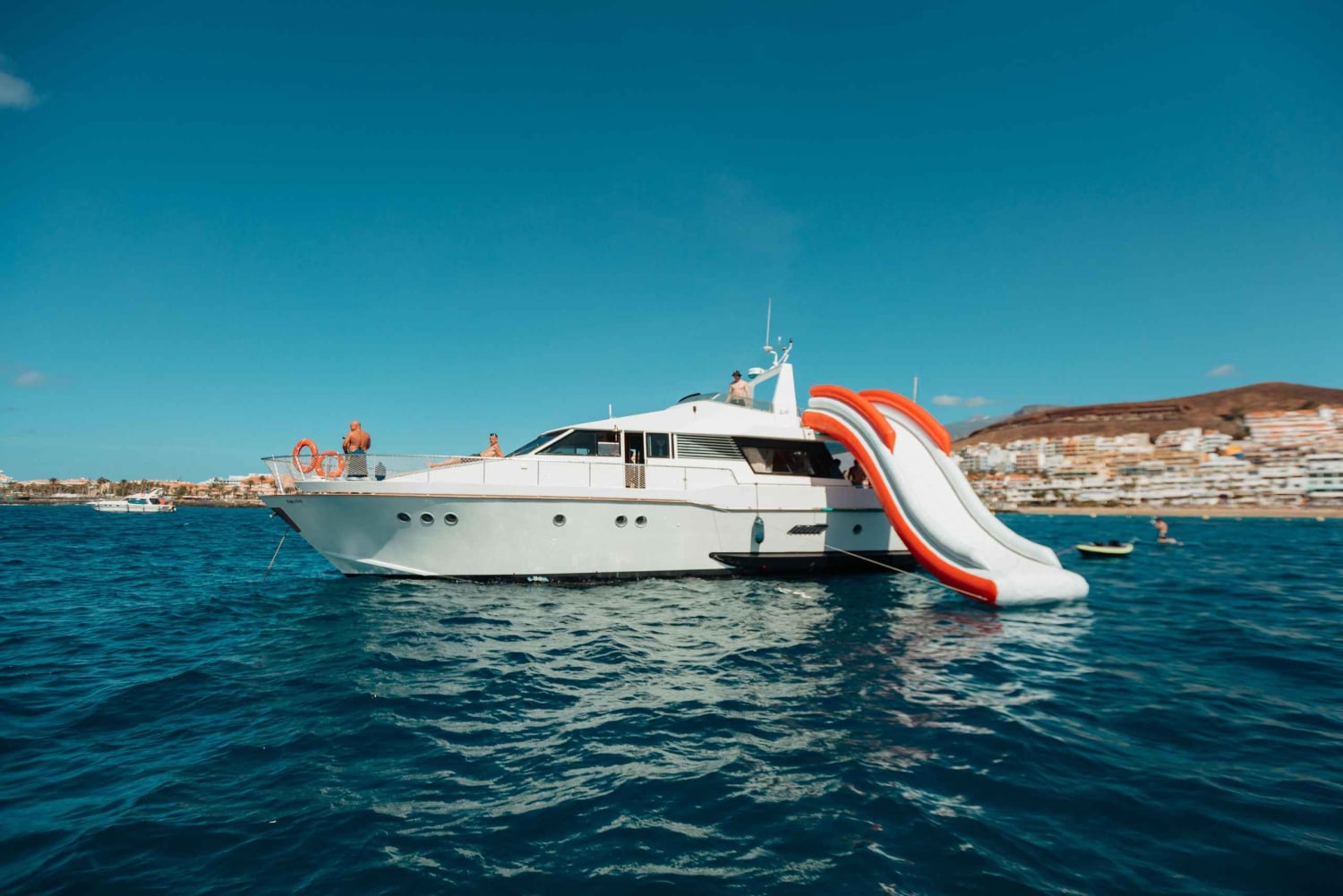 Costa Adeje: Privater Yachttrip mit Wassersport und Rutschen
