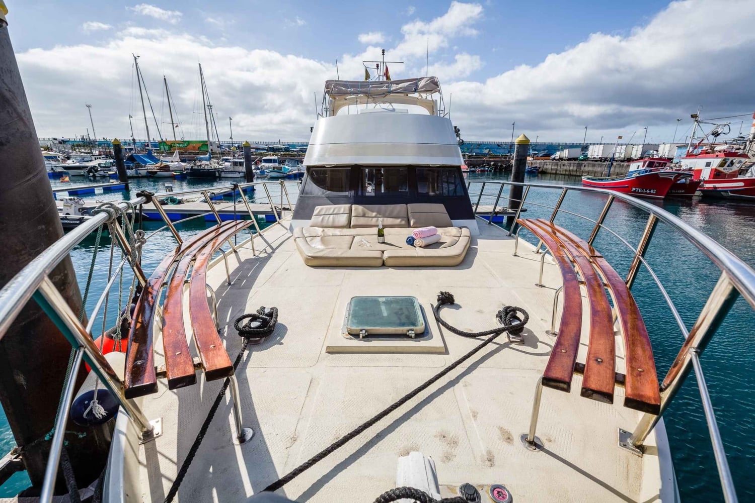 Los Cristianos: huur een privéjacht om walvissen te spotten met eten en zwemmen