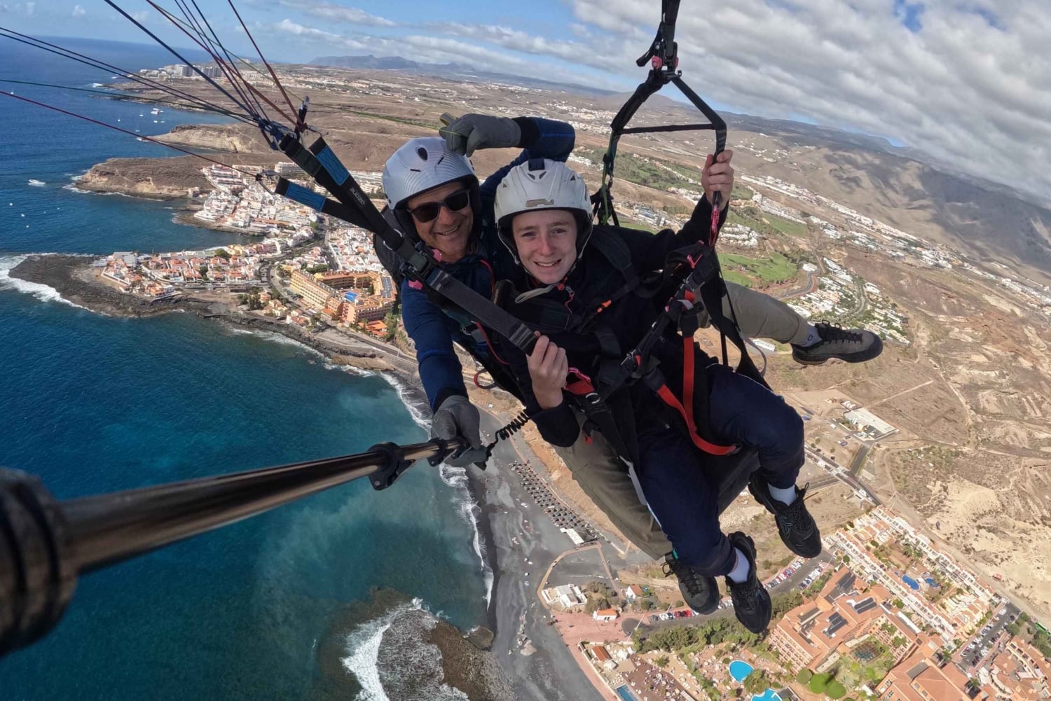 Gleitschirmflug mit einem spanischen Meister 2021/2022.