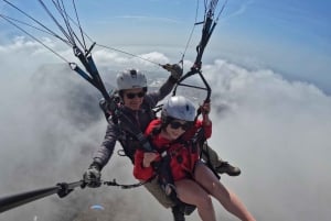 Gleitschirmflug mit einem spanischen Meister 2021/2022.