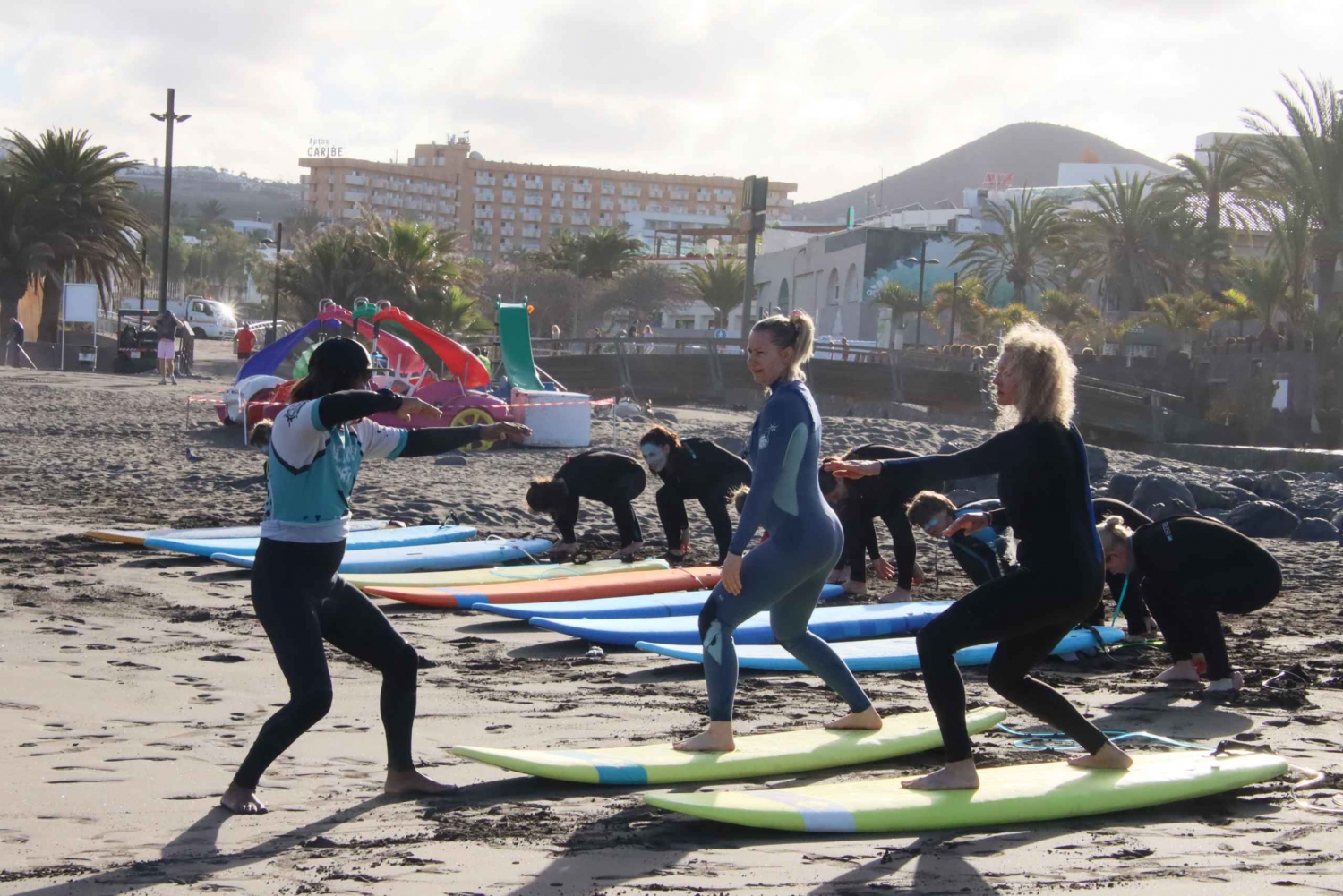 Playa de Las Americas: Aula de surfe em grupo com equipamento