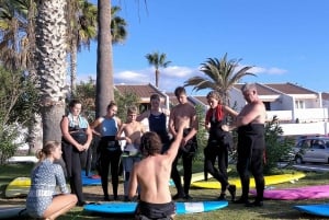 Playa de Las Americas: Lekcja grupowa surfingu z wyposażeniem