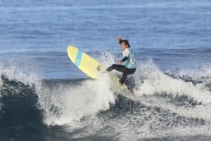 Playa de Las Americas: Lekcja grupowa surfingu z wyposażeniem