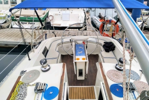 Aluguer privado num barco à vela - viagem costeira com mergulho na baía