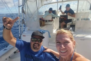 Puerto Colón: Coastal Boat Cruise with Swimming and Snacks