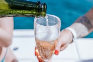 Puerto Colón: Coastal Boat Cruise with Swimming and Snacks