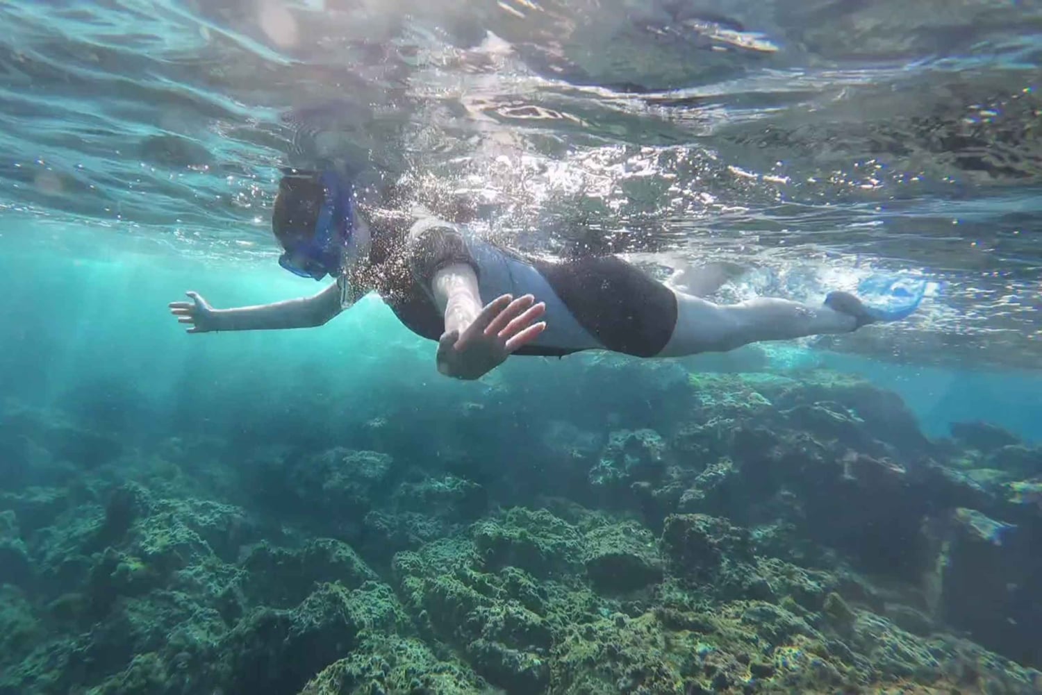 Schnorcheln in einer vulkanischen Bucht