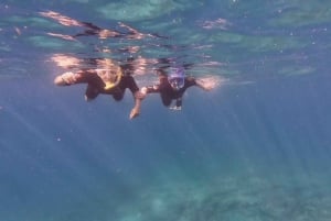 Schnorcheln in einer vulkanischen Bucht