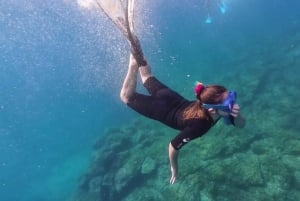 Schnorcheln in einer vulkanischen Bucht