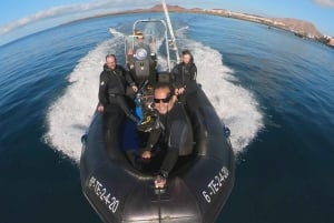 Schnorcheln in einer vulkanischen Bucht