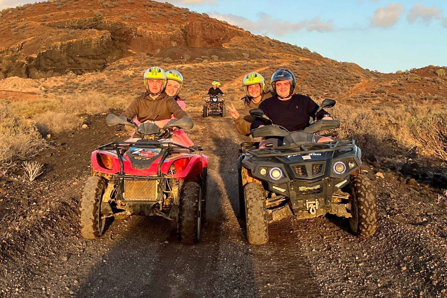 テネリフェ島：100％オフロードの四輪バギーアドベンチャー（送迎とドリンク付き）をお楽しみください