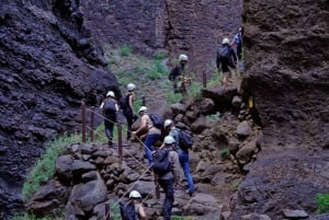 Tenerife: Descenso del Barranco de Masca con Audioguía y traslado en barco