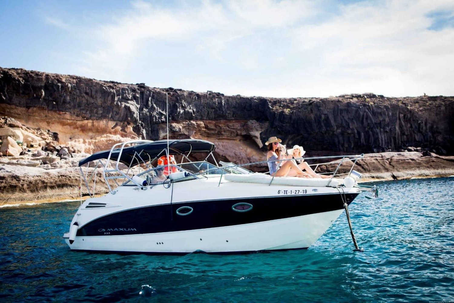Tenerife: Charter Armani con snack e bevande 2-3-6 ore