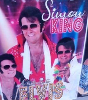 Simon King en hyllest til Elvis på Charly Bar & Restaurant