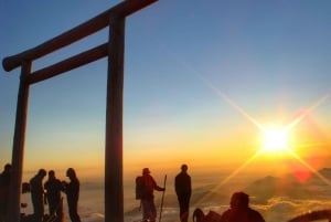 Salita di 2 giorni alla vetta del Monte Fuji con 8ª stazione e guida in inglese