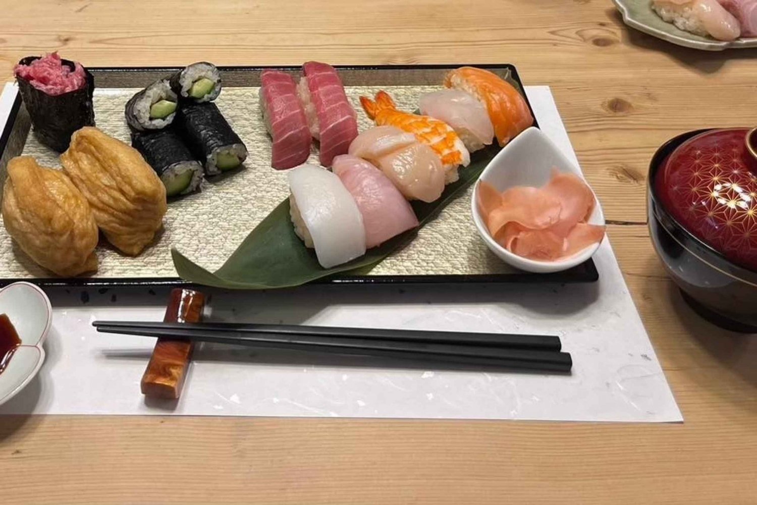 SUSHiKiTCHEN di AKEMI: una divertente lezione di cucina di sushi a Tokyo