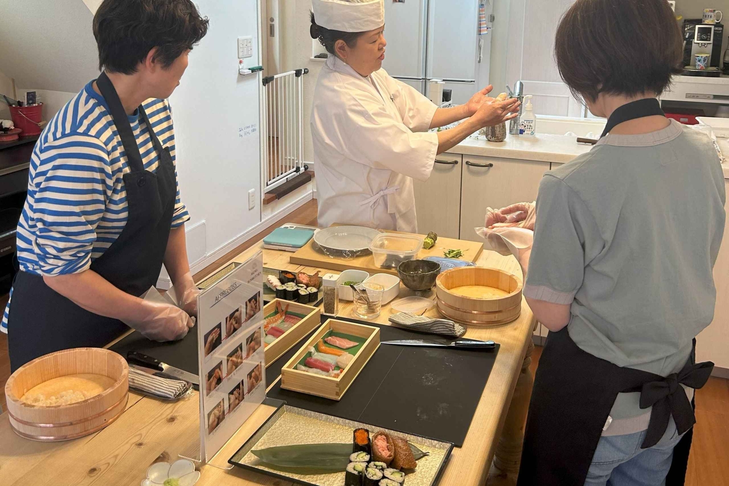 AKEMIのSUSHiKiTCHEN: 東京で楽しいお寿司教室
