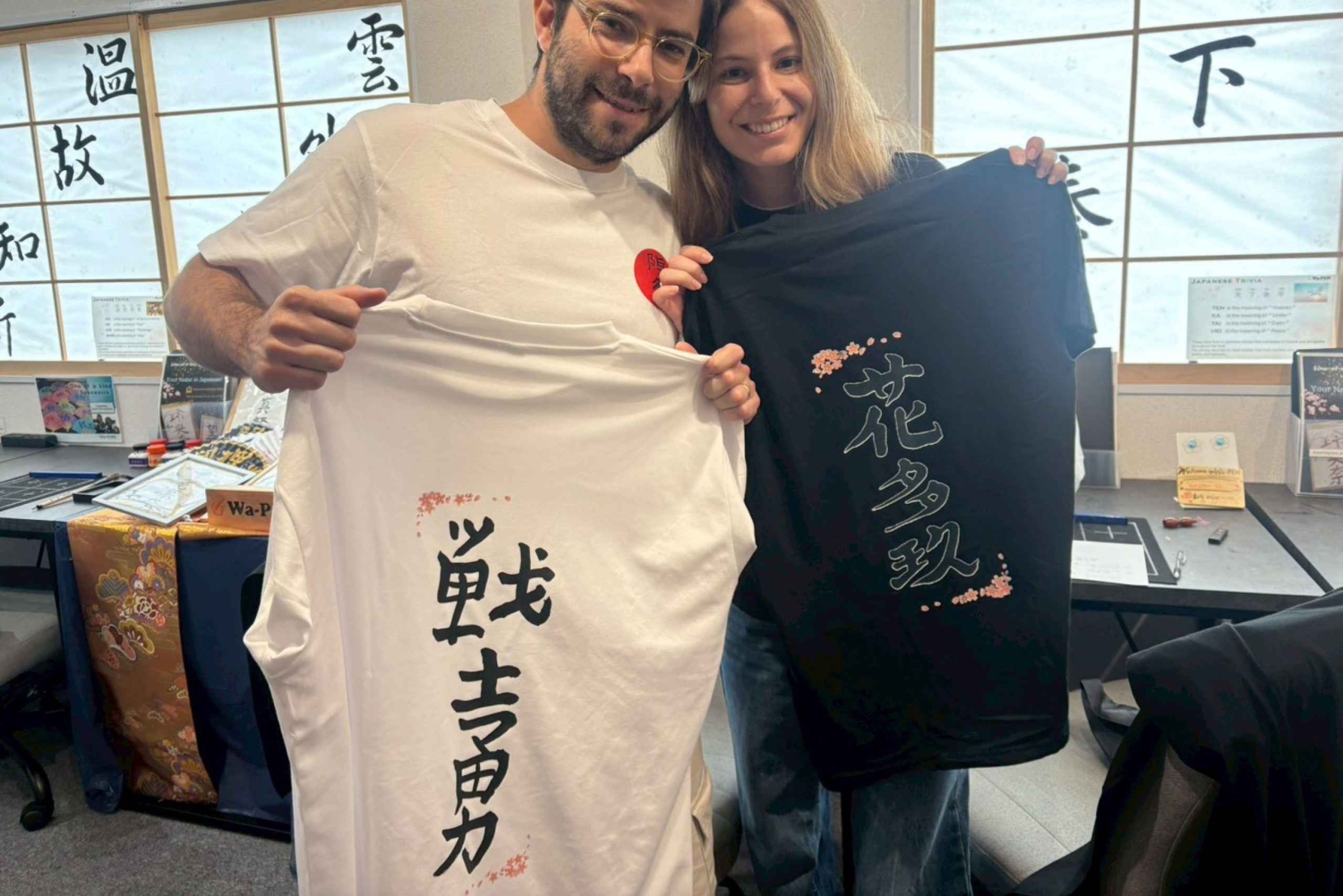 Kalligrafi & tryck din kalligrafi på en T-shirt.