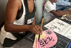 Каллиграфия и печать вашей каллиграфии на футболке.