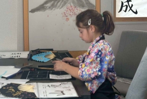 Каллиграфия и печать вашей каллиграфии на футболке.