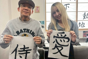 Каллиграфия и печать вашей каллиграфии на футболке.