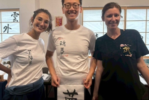 Kalligrafi & tryck din kalligrafi på en T-shirt.