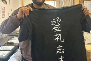 Kalligrafi & tryck din kalligrafi på en T-shirt.