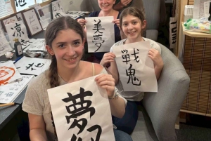 Kalligrafi & tryck din kalligrafi på en T-shirt.