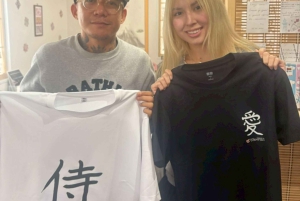 Kalligrafi & tryck din kalligrafi på en T-shirt.