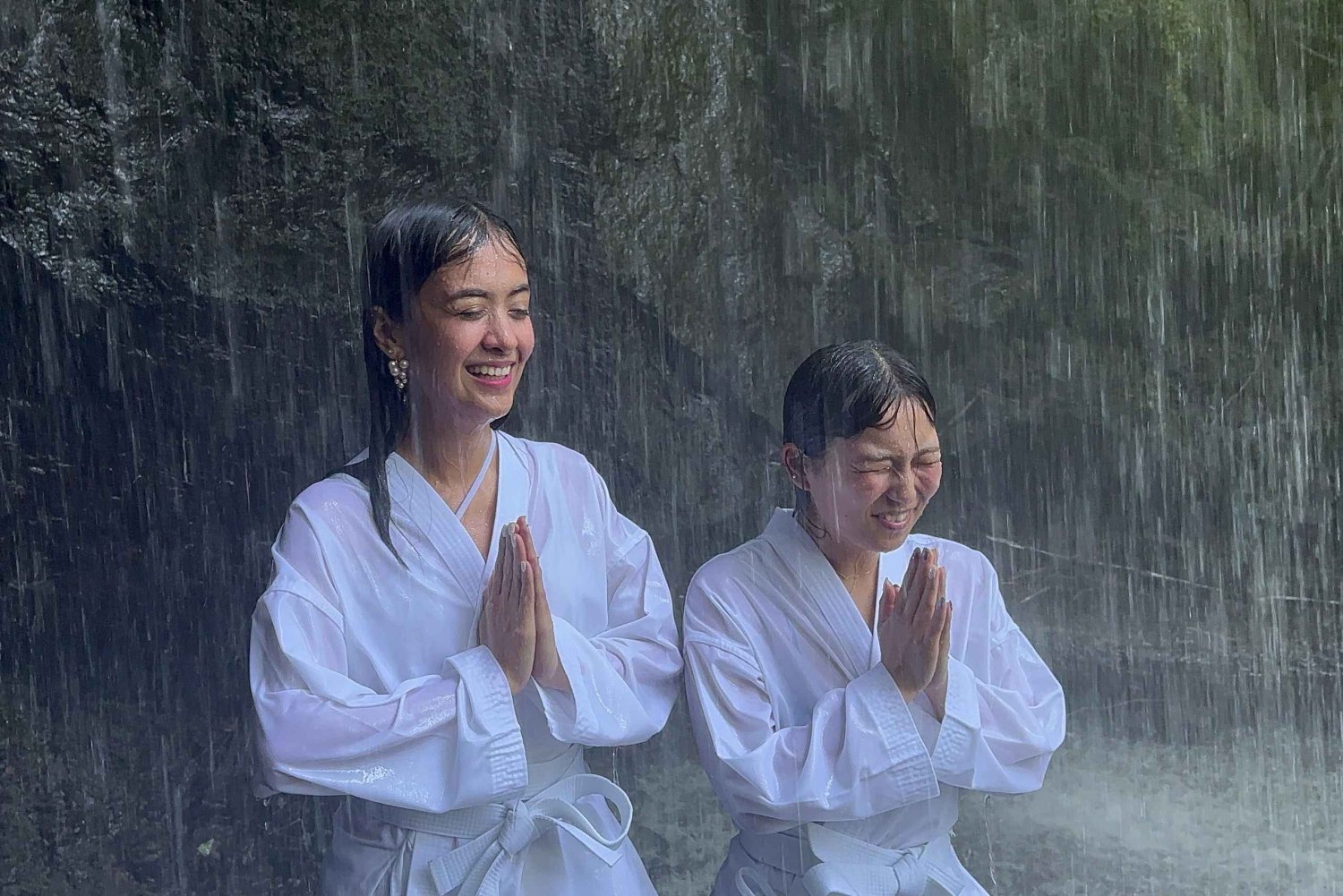 Purifica la mente in una cascata sacra 'Takigyo' Odawara