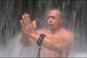 Rensa sinnet i ett heligt vattenfall 'Takigyo' Odawara