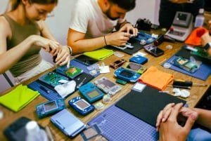 Workshop de modificação de Game Boy em Akihabara, Tóquio