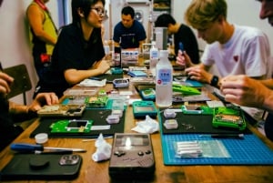 Workshop de modificação de Game Boy em Akihabara, Tóquio