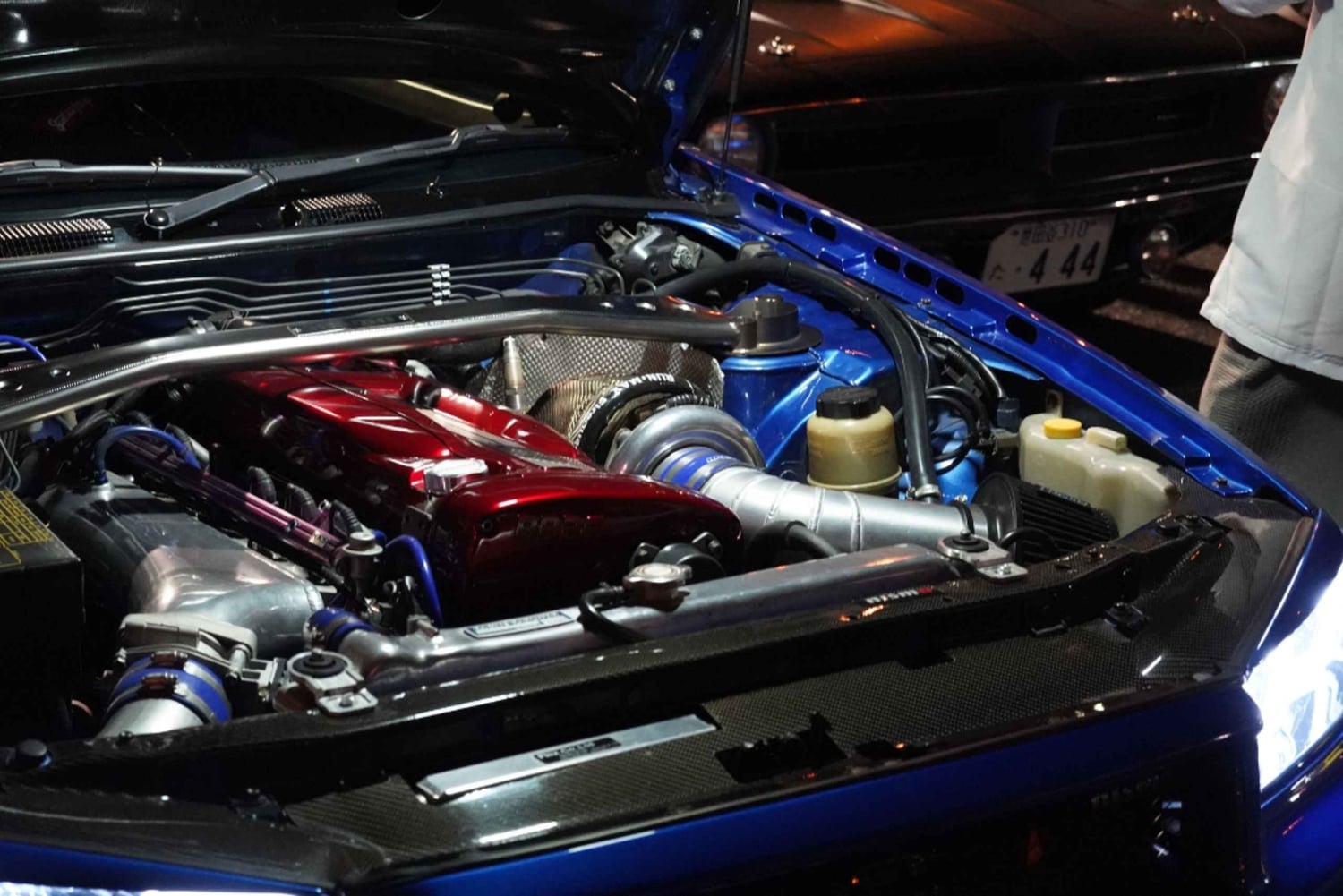 Conduisez une Nissan Skyline R34 JDM de nuit jusqu'au parking de Daikoku