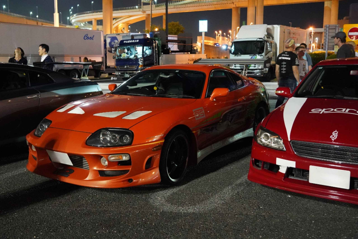 Conduisez une Nissan Skyline R34 JDM de nuit jusqu'au parking de Daikoku