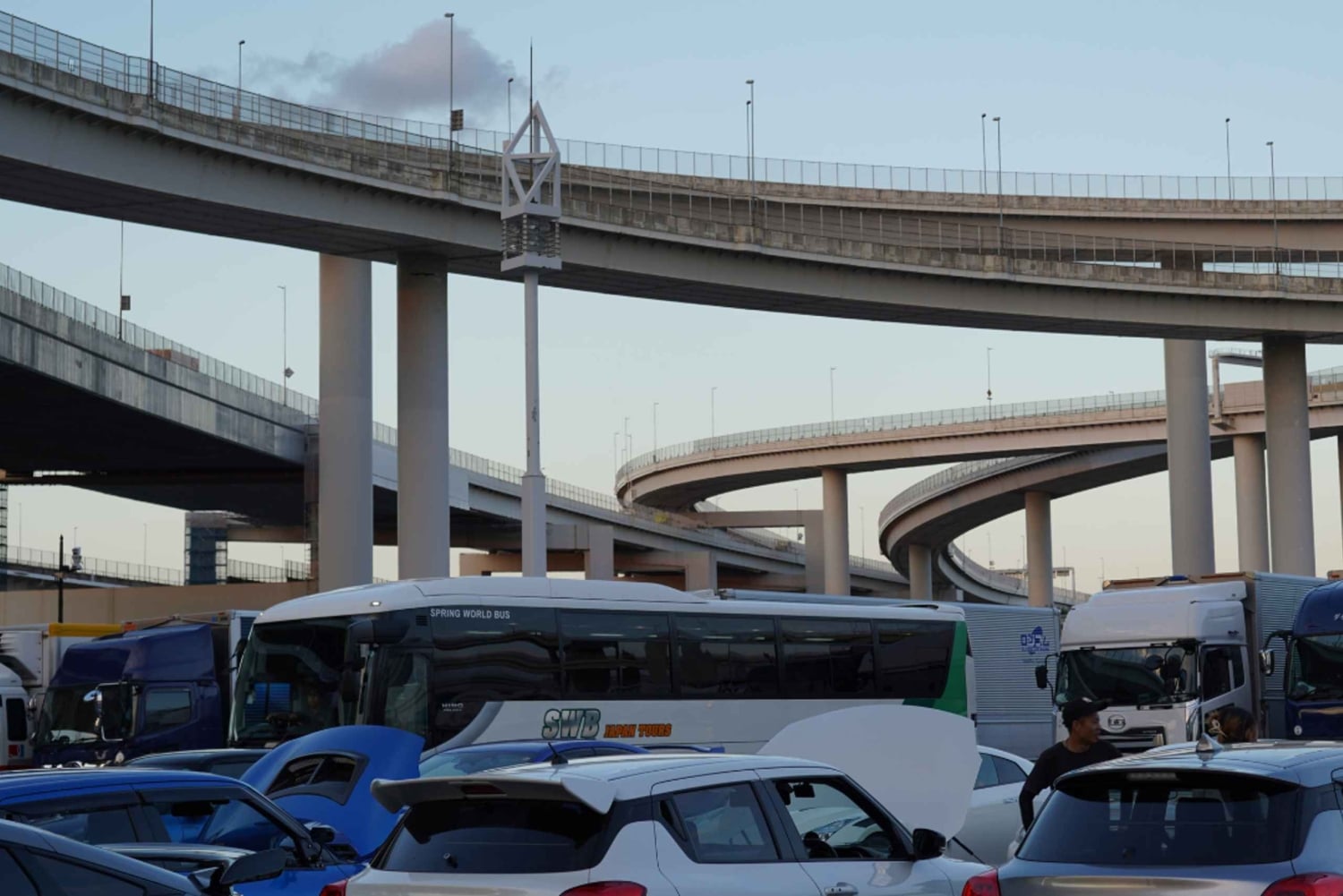 Conduisez une Nissan Skyline R34 JDM de nuit jusqu'au parking de Daikoku