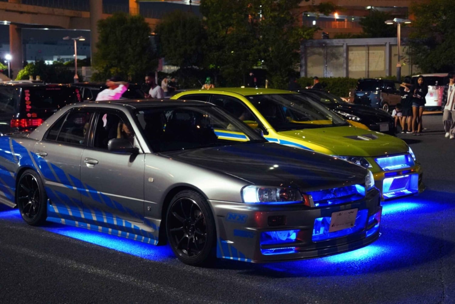 Conduisez une Nissan Skyline R34 JDM de nuit jusqu'au parking de Daikoku