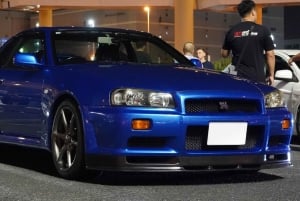Conduisez une Nissan Skyline R34 JDM de nuit jusqu'au parking de Daikoku